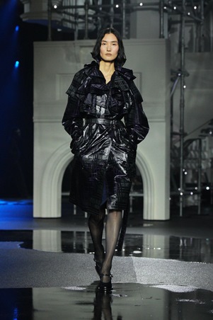 Burberry تكتب ليلها الخاص: لندن كخزانة تتحرّك بعد الغروب